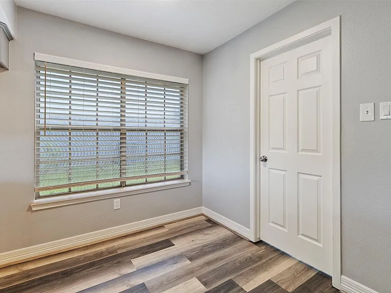 210 Pecan Valley Ct — Photo 11