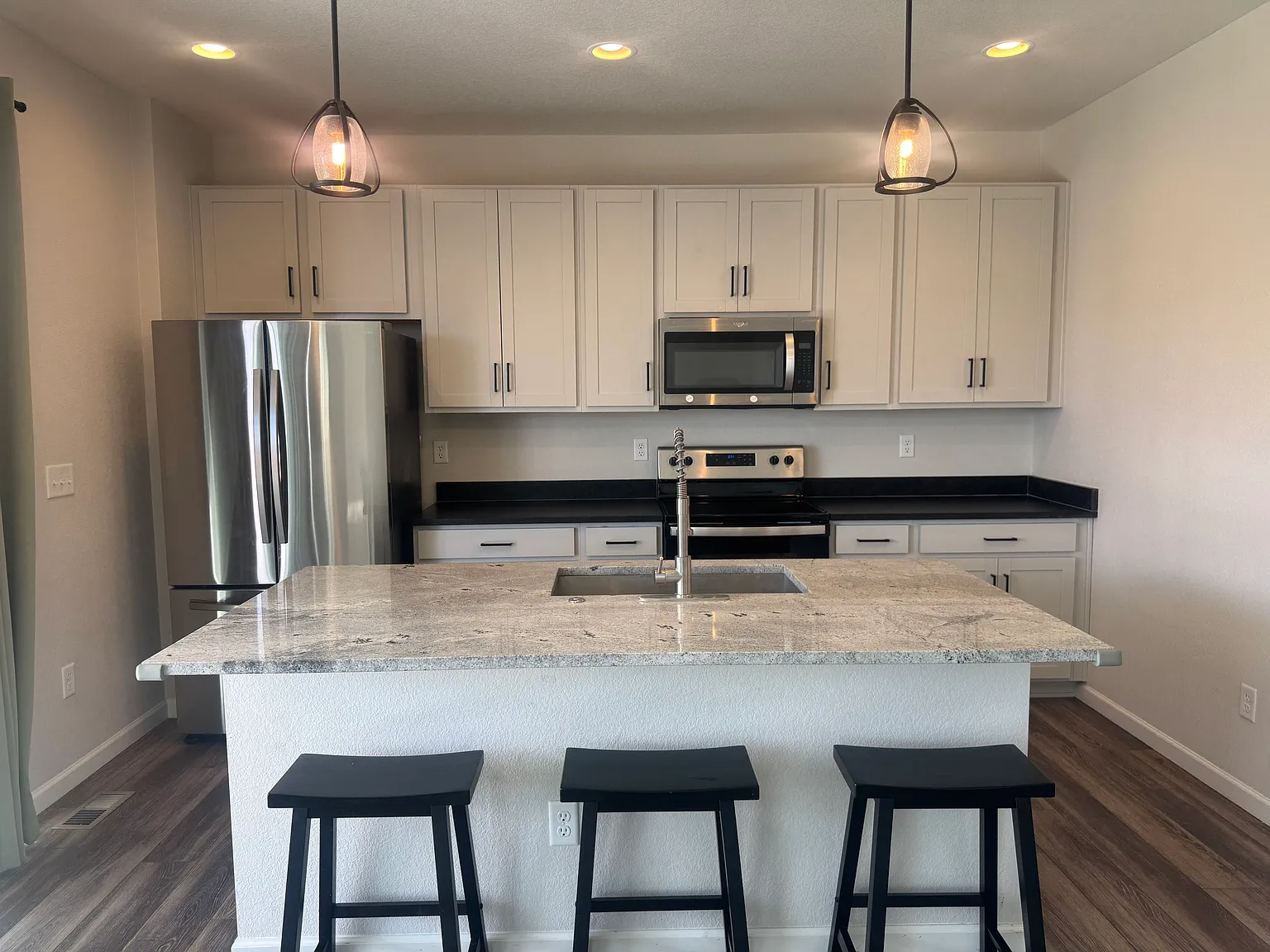 3 bed, 1708 sqft, $3,000 — Photo 1
