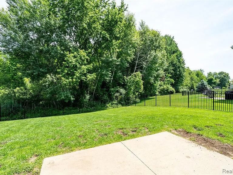 425 Knollwood Dr — Photo 31