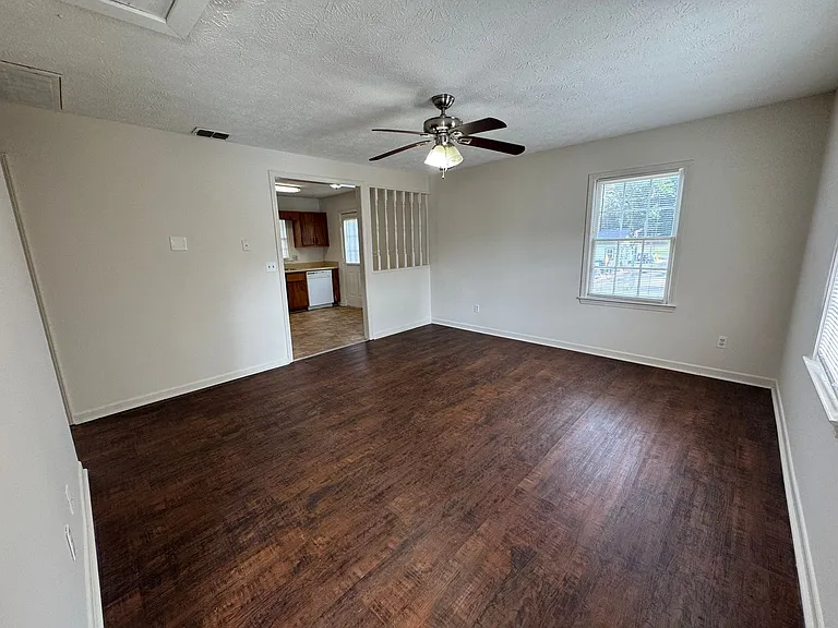 118 Burlington Rd NE — Photo 3