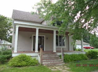 126 S Locust St, Genoa, IL 60135