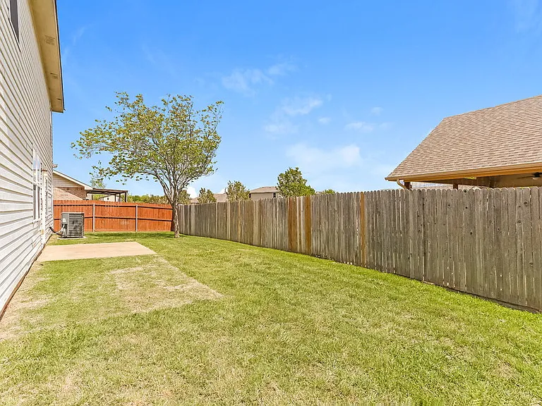 1421 Krista Dr — Photo 17