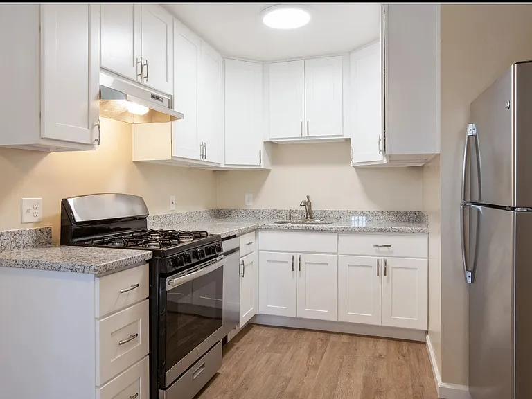 Midtown Apartments — Photo 4
