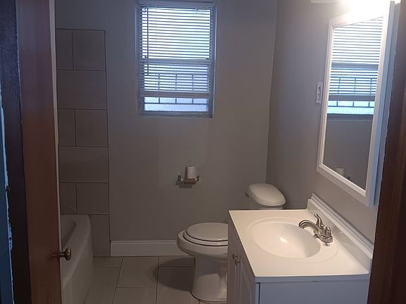 5th image of 824 Maury St