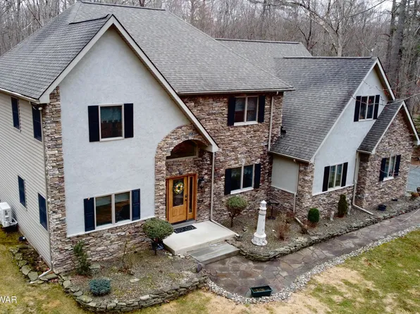 1027 House Pond Ct, Hawley, PA 18428