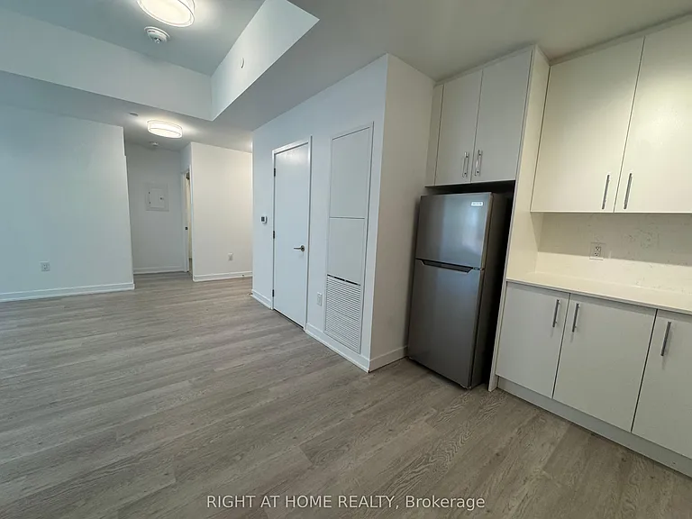 3 Strathgowan Ave #202 — Photo 12