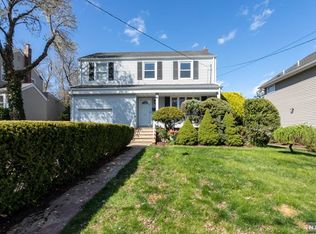 216 Kensington Rd, River Edge, NJ 07661
