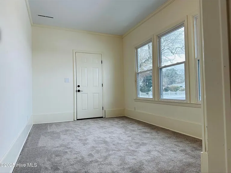 113 E North St — Photo 6