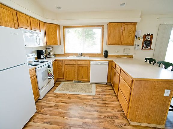 Beautiful kitchen with eating area