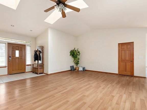 4th image of 493 Hazelwood Dr