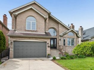 8317 W Ballard Rd, Niles, IL 60714