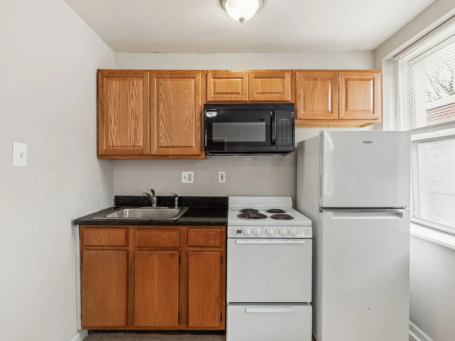 Studio, $890 — Photo 2