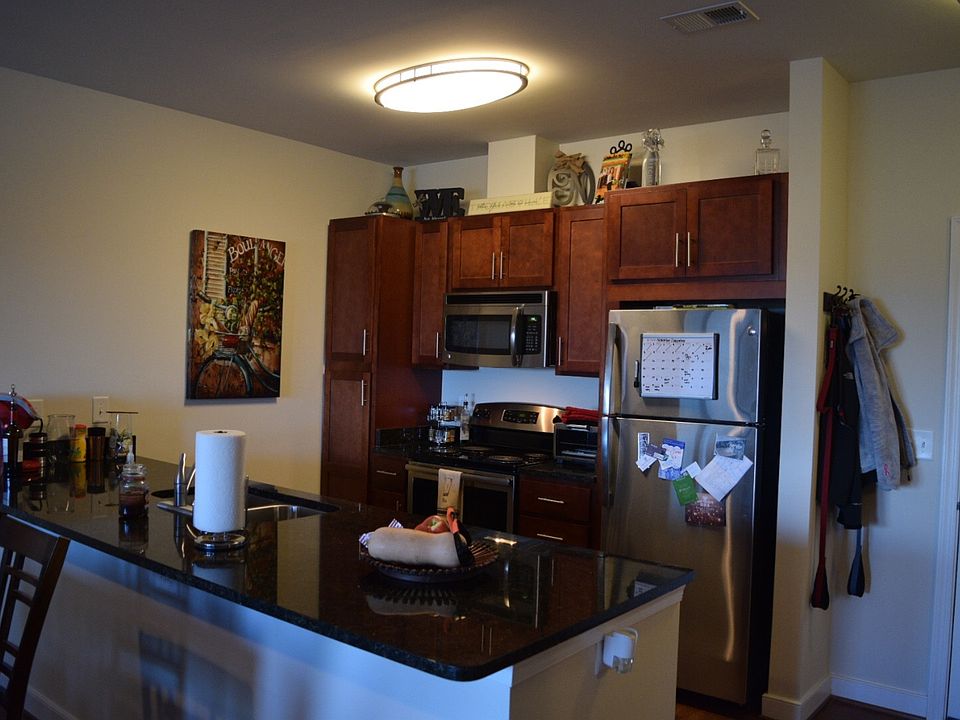 Kitchen w/ granite