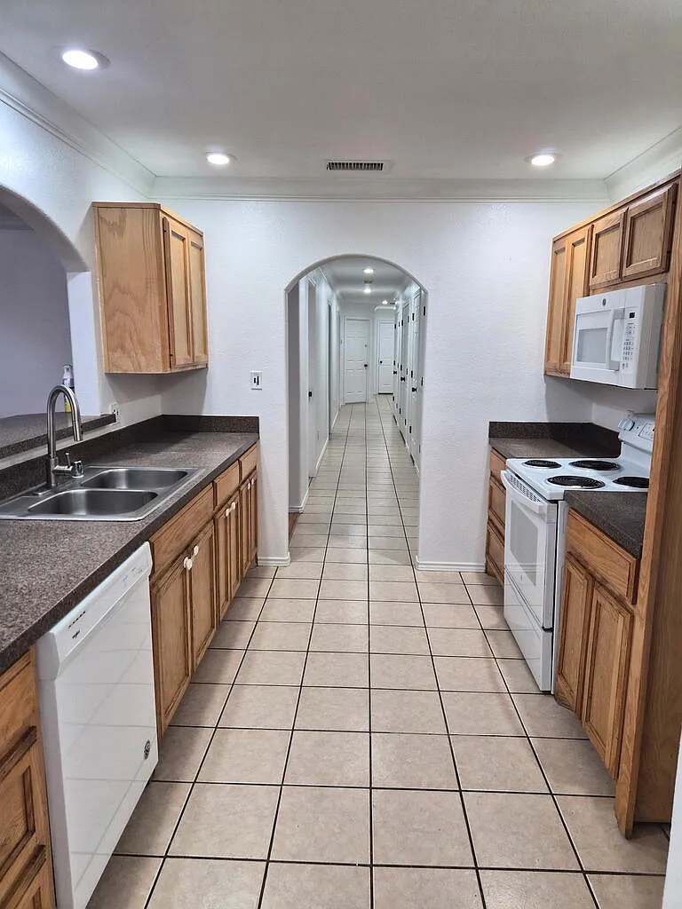 3 bed, 2.0 bath, 1663 sqft, $1,950 — Photo 3