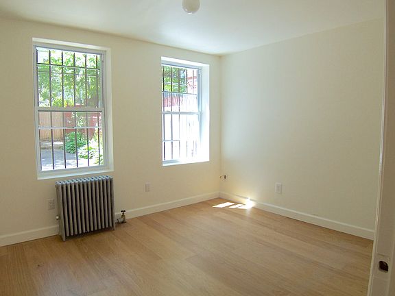 3rd image of 554 Decatur St Floor 1