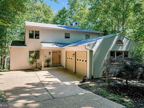 Casual Elegance Lakeside- 124 Birchside Circle