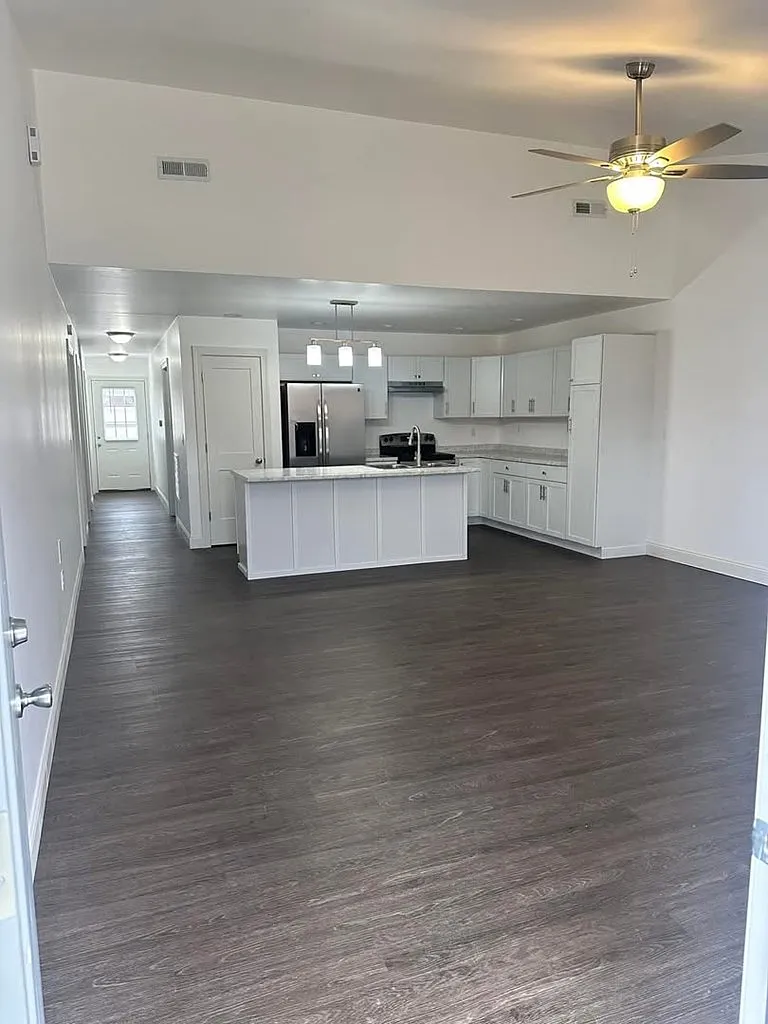 2 bed, 1.0 bath, $1,600 — Photo 2
