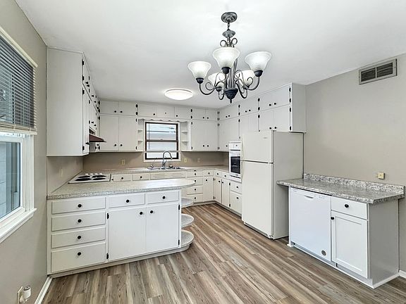 2nd image of 3038 Pine Ave