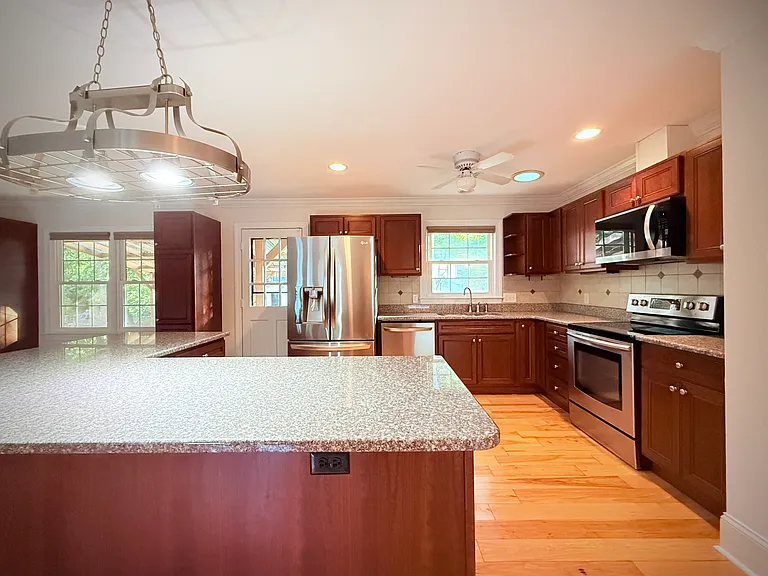 1214 Wellington Ln — Photo 8
