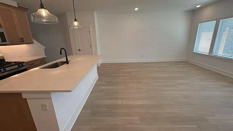 3 bed, 1931 sqft, $2,400 — Photo 4