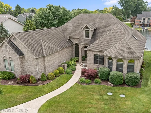 9210 Twin Lakes Dr, White Lake, MI 48386