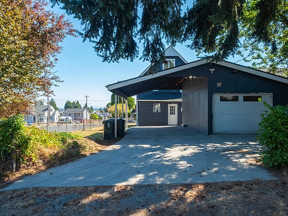 Garage with automatic door plus Lots of parking