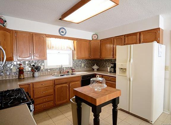 4th image of 405 Camelot Dr