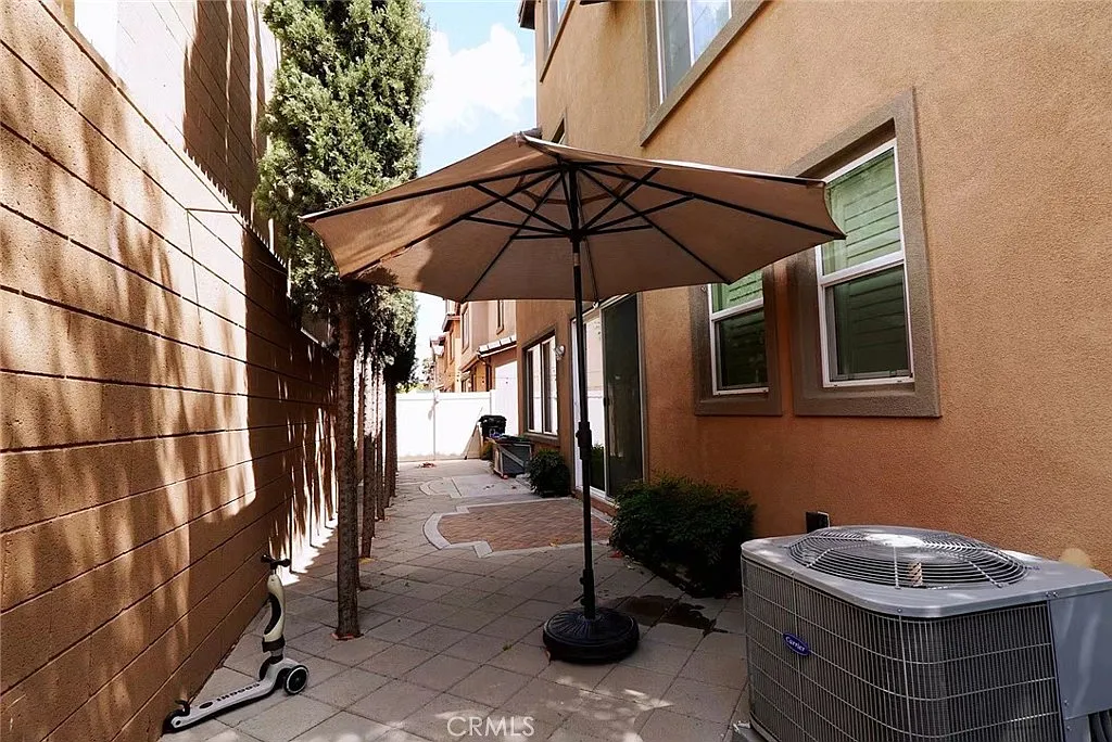 3 bed, 2394 sqft, $3,980 — Photo 4