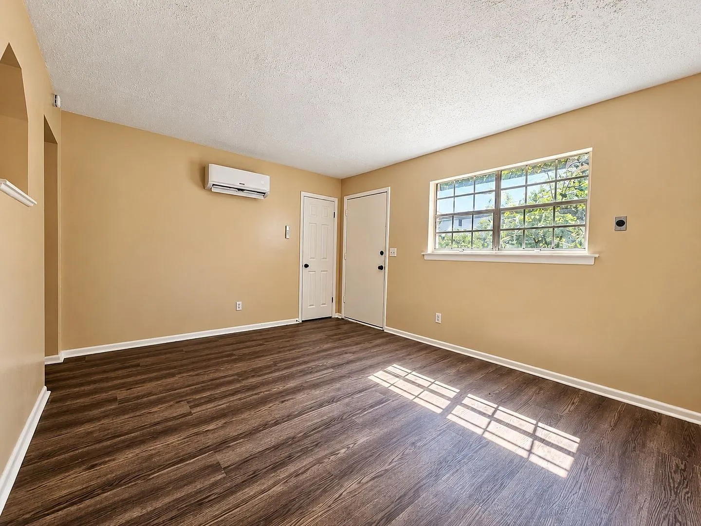 2 bed, 1.0 bath, $995 — Photo 2