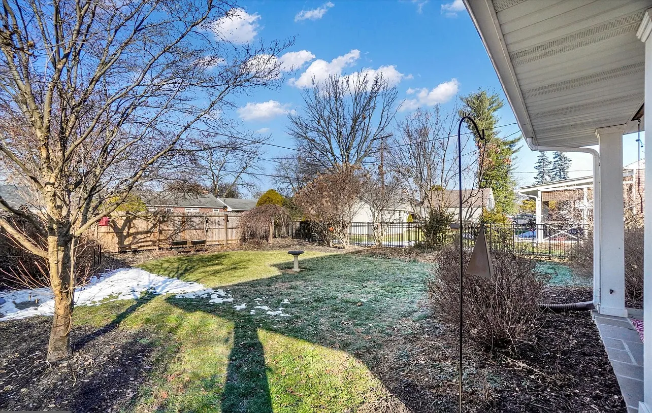 3 bed, 1276 sqft, $2,200 — Photo 3