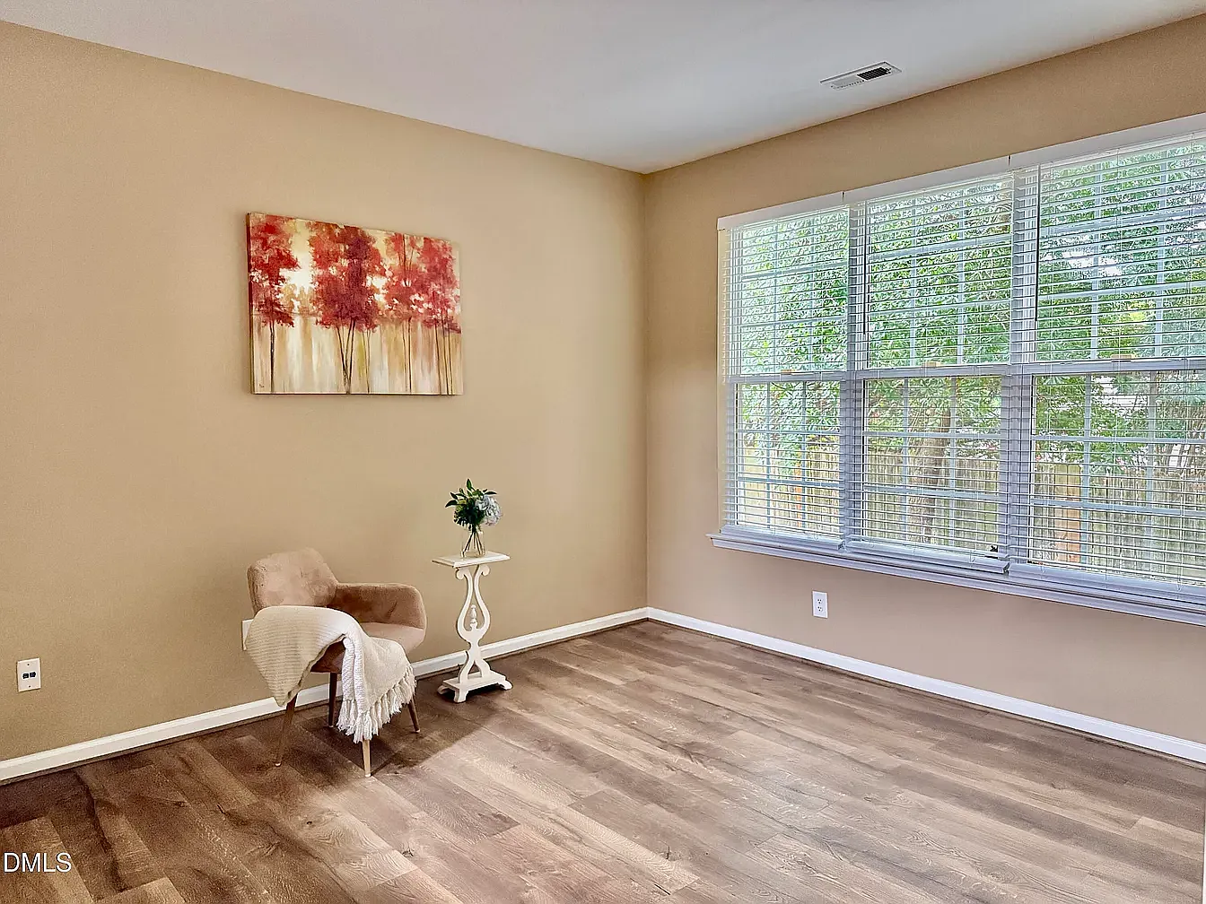 3 bed, 1340 sqft, $2,100 — Photo 2