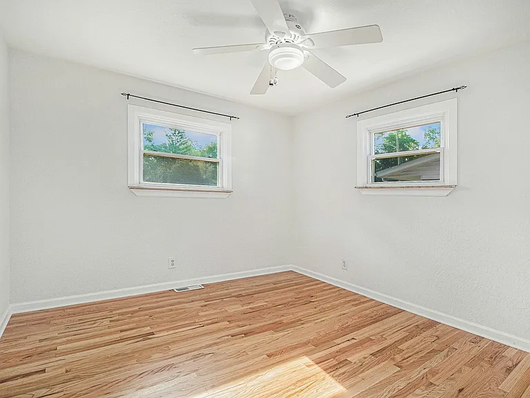 1035 N Maple Rd — Photo 7