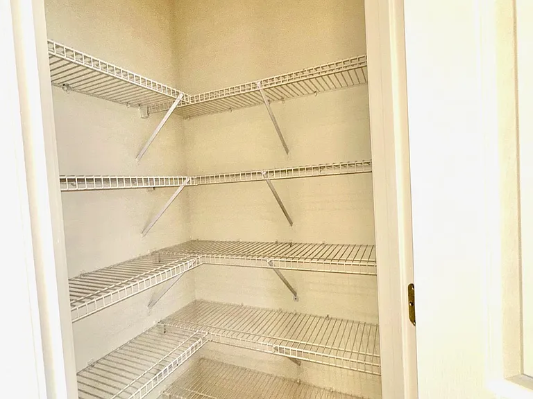 1290 Wanda Dr - Pantry