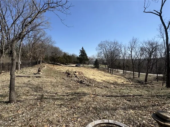456 Navajo Ln W, Shawnee, KS 66217
