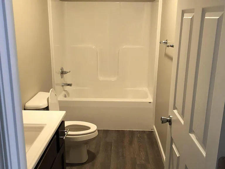 910 E Thompson St — Photo 5