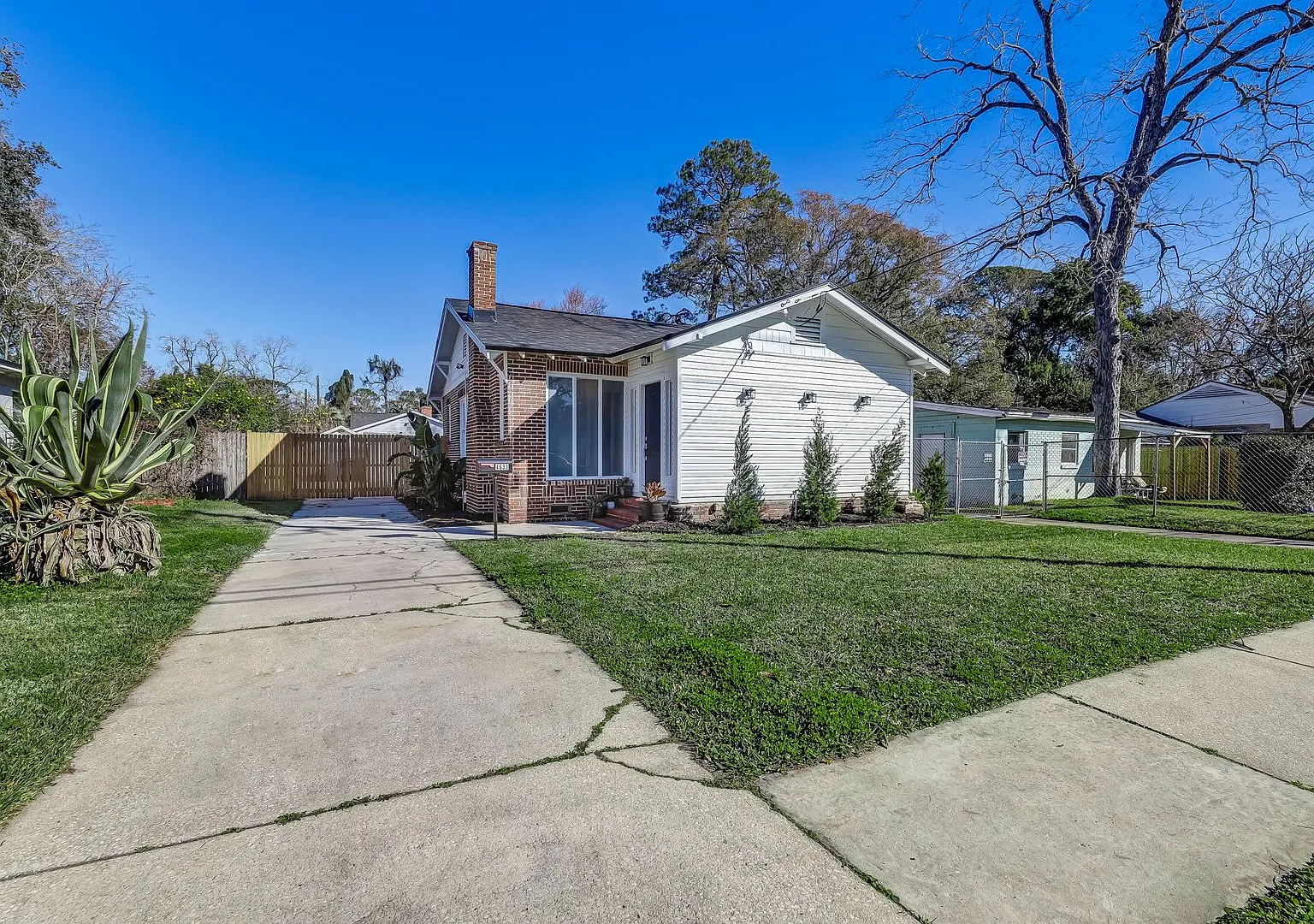 Charming, fully renovated 3-bedroom, 1-bathroom Murray Hill bungalow offering 1,134 square feet o... — Photo 2