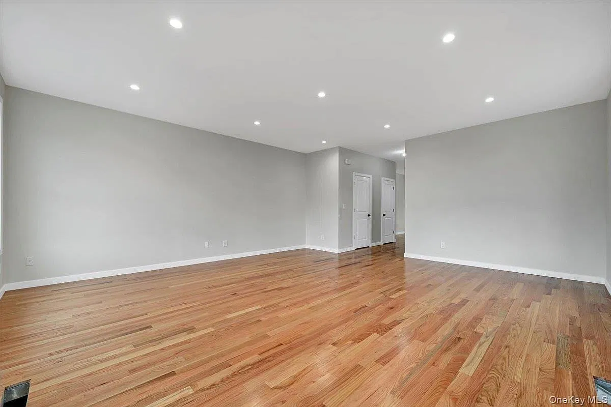 3 bed, 4.0 bath, 2550 sqft, $3,500 — Photo 4