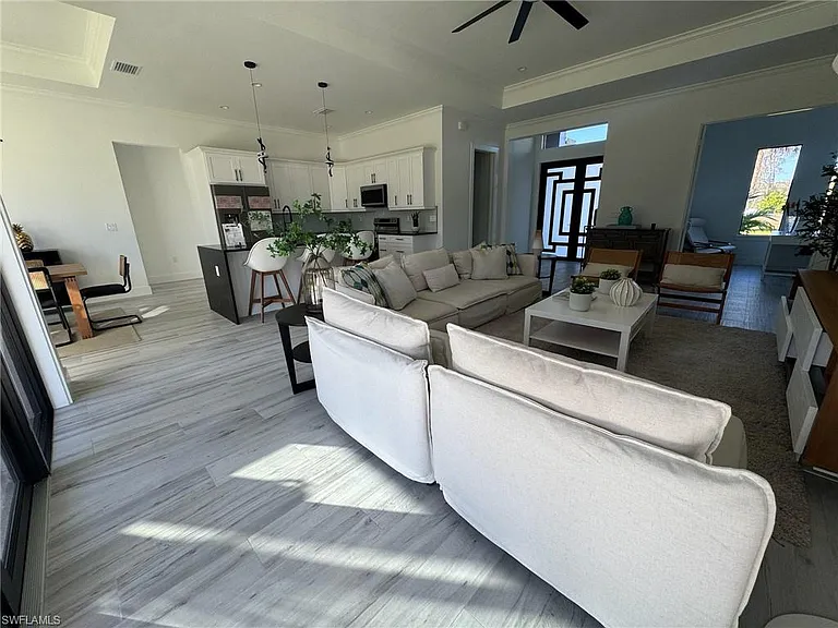 308 Golden Gate Blvd E — Photo 9
