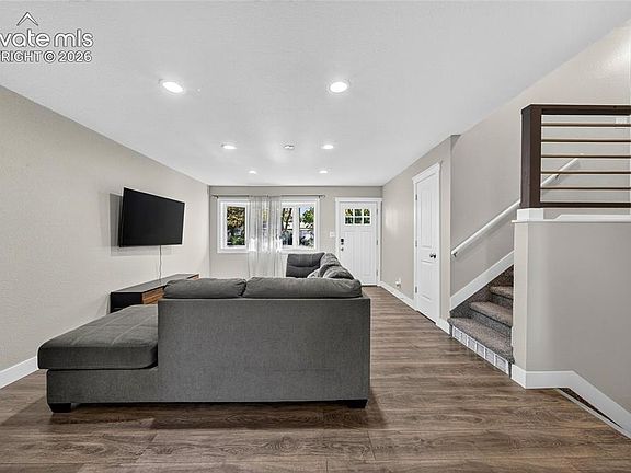 4th image of 1124 Royale Dr