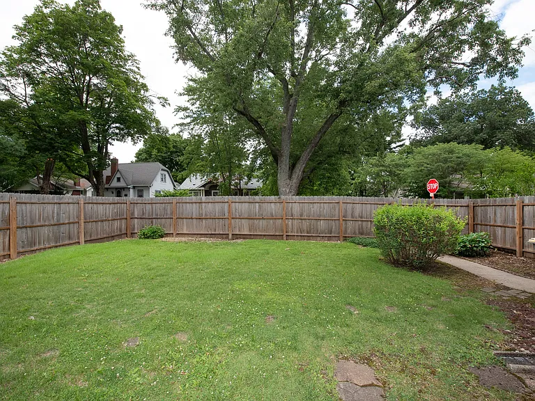 625 Robinson St — Photo 3