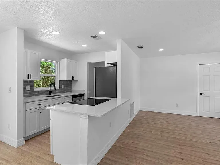 2240 Conway Dr — Photo 8