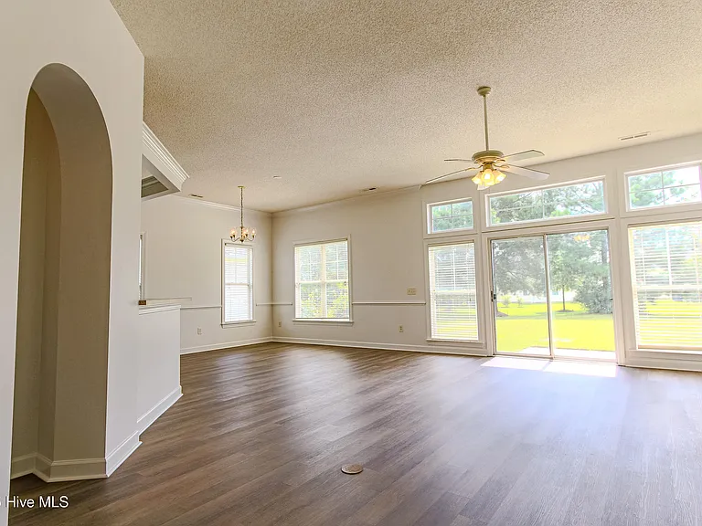 1005 Meadowlands Trl NW — Photo 5