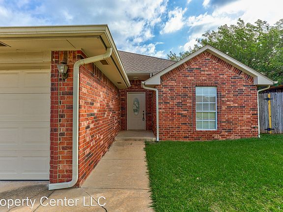 2nd image of 2619 Silvertree Dr