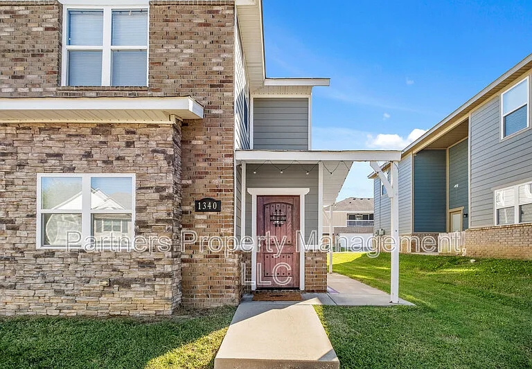 1340 Sicily Ln — Photo 3