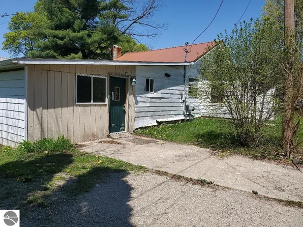 312 S Brown St, Edmore, MI 48829