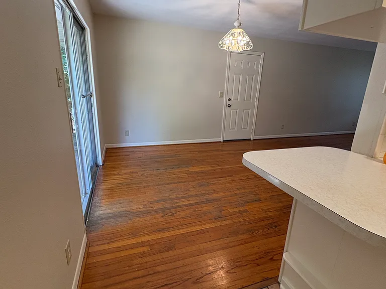 588 Rea Ave — Photo 8