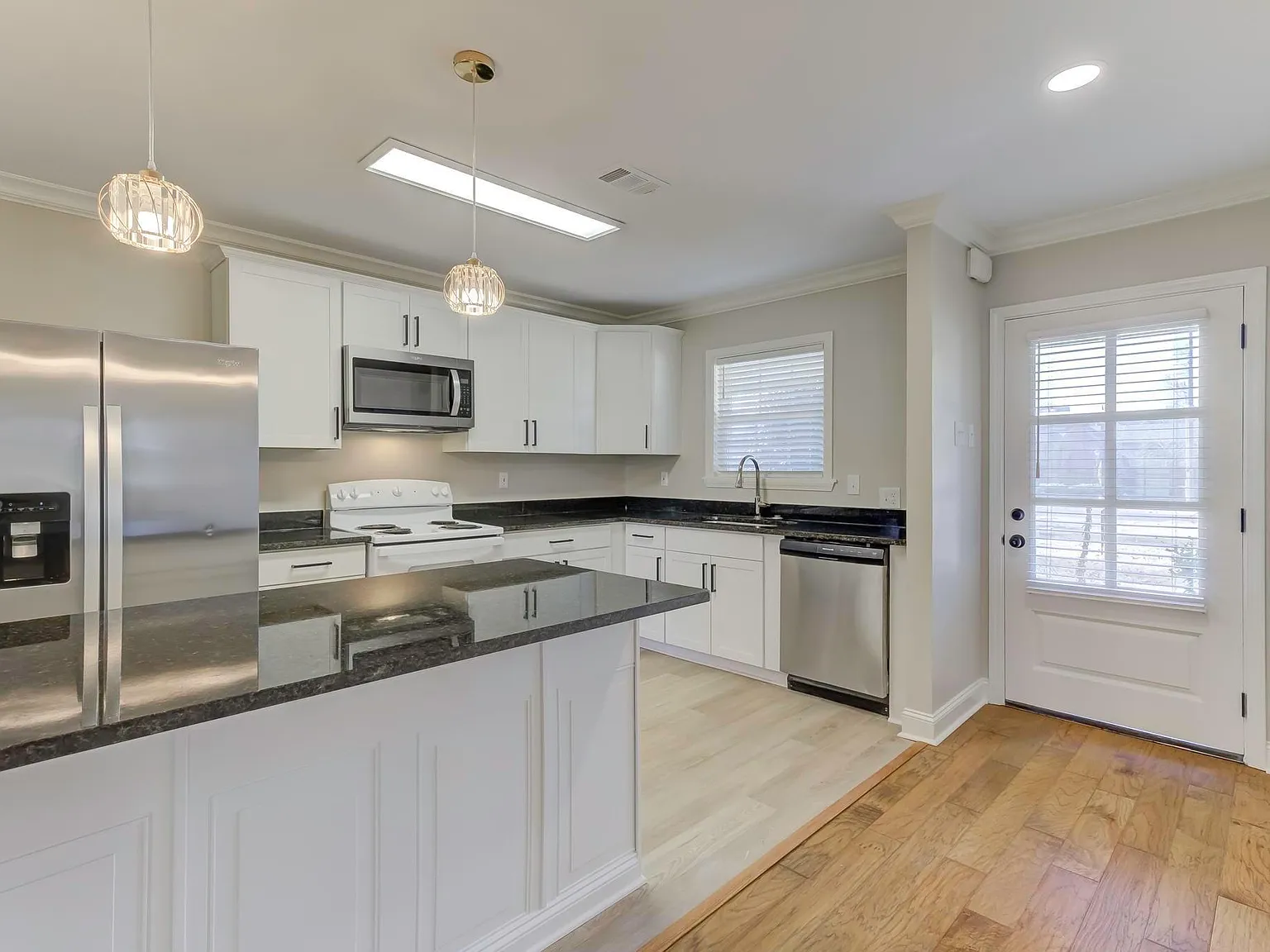 3 bed, 1320 sqft, $2,100 — Photo 4