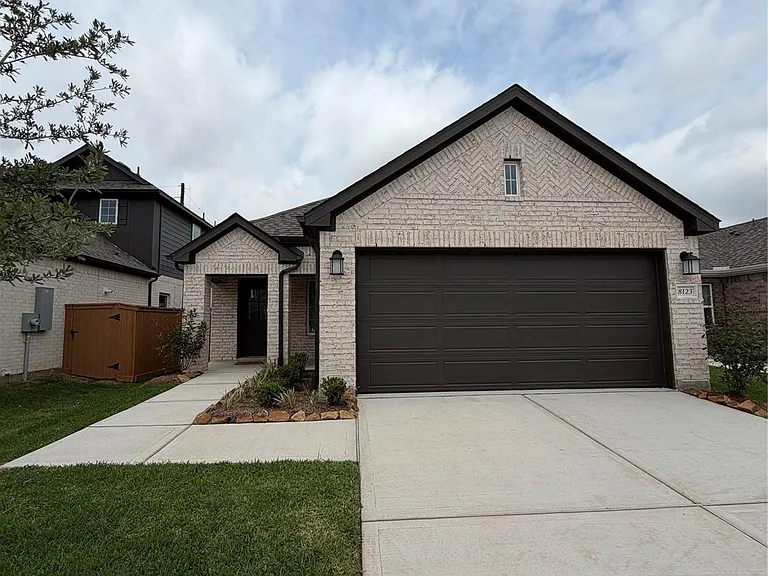 8123 Kay Harbor Dr — Photo 1