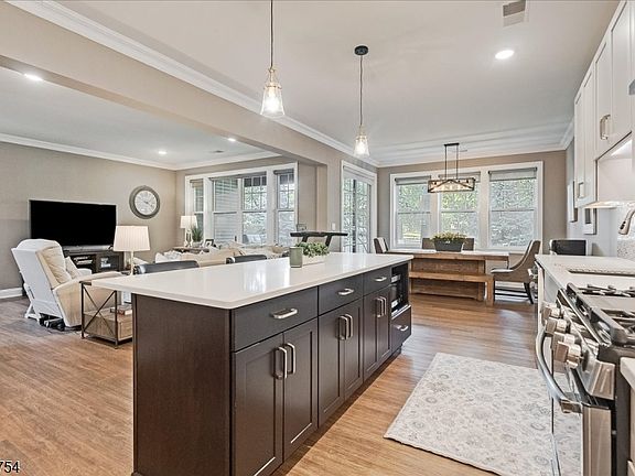 4th image of 103 Mariners Pointe