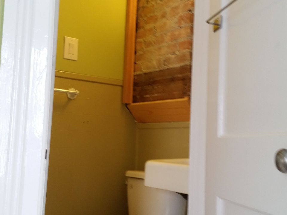 2nd image of 911 13th St APT 3